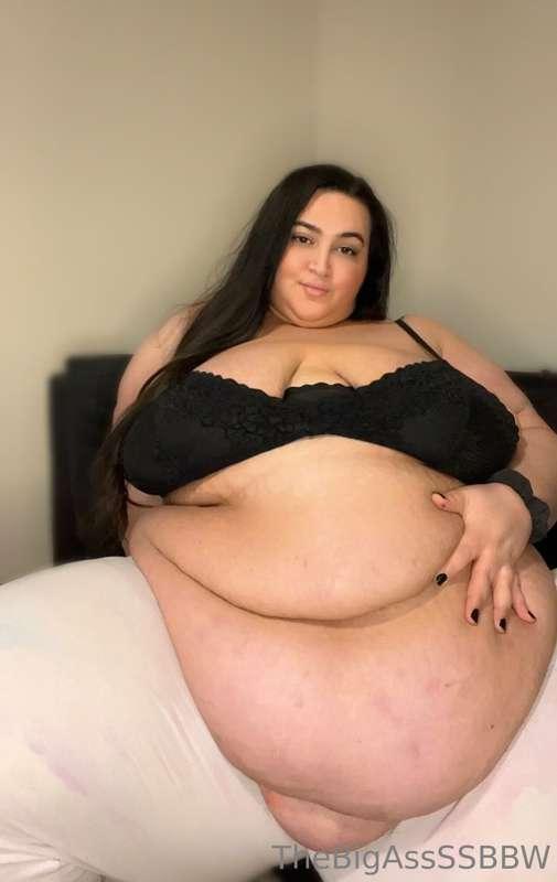 Get you a girl whose FUPA hangs out of her sweatpants 🥵