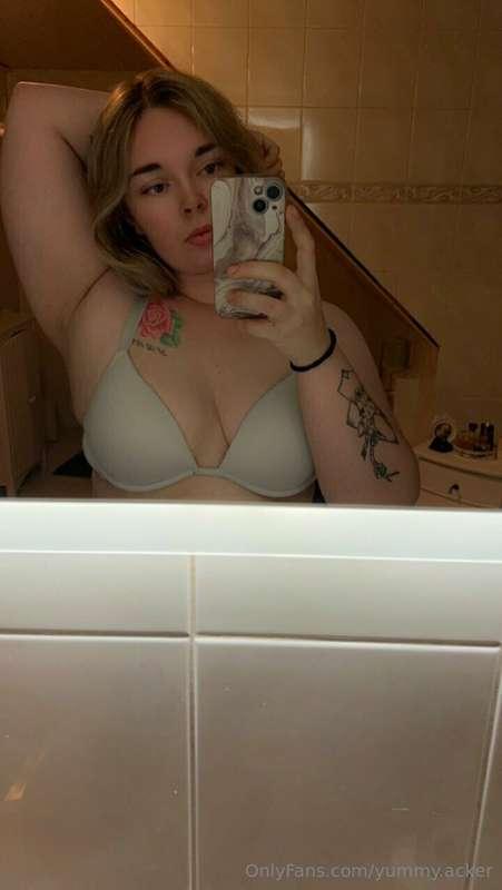 little bra picture of me in the bathroom tonight:) What woul..
