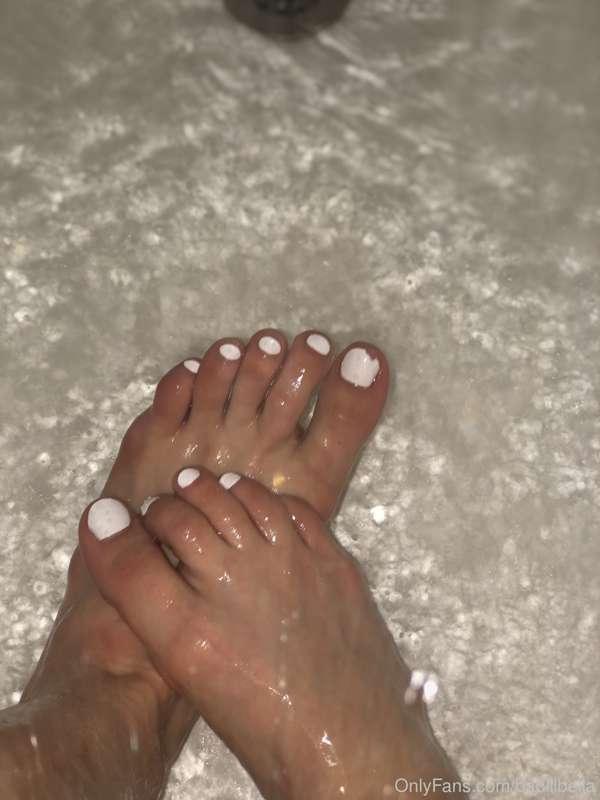 Dm me to purchase feet pics