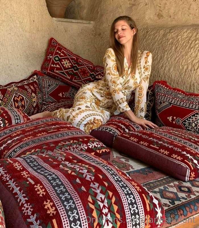 What kind of pictures would you like to see more of me? 🤗