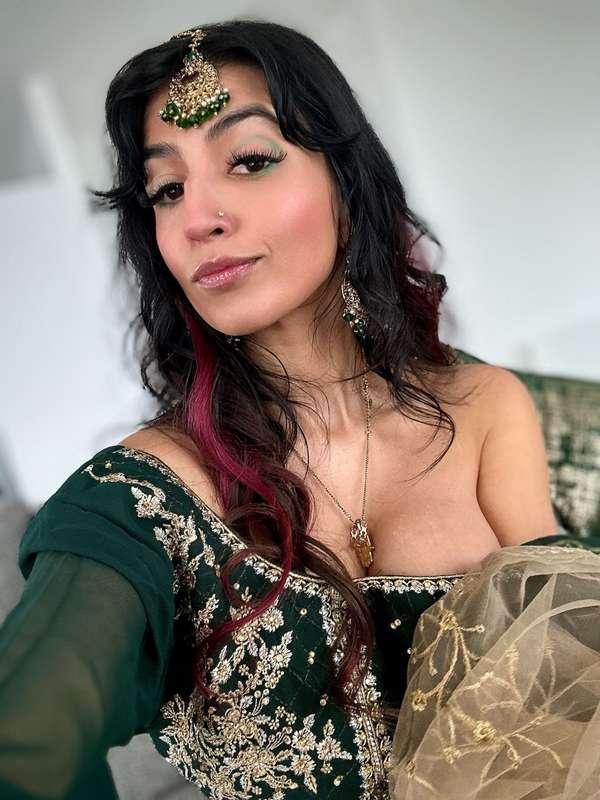 Happy Sunday from your favourite desi bhabi 💋