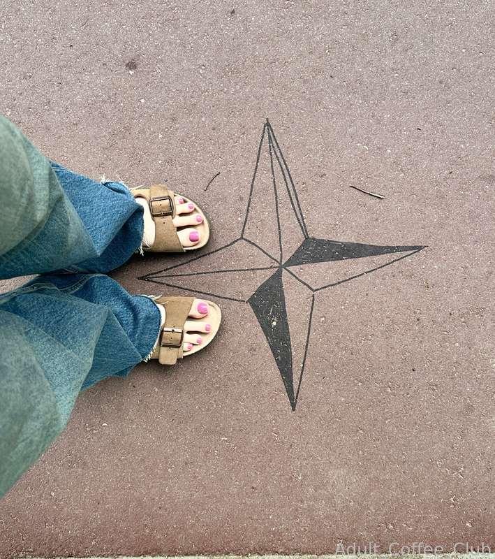  Went out for coffee. 

#outside #daily #sandals #toes
