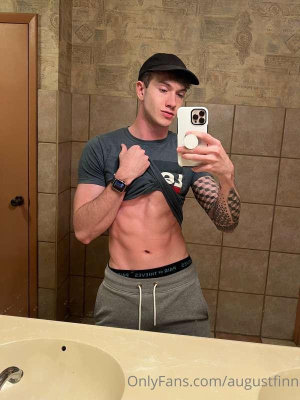 Some sexy bathroom pics I took, enjoy 😝