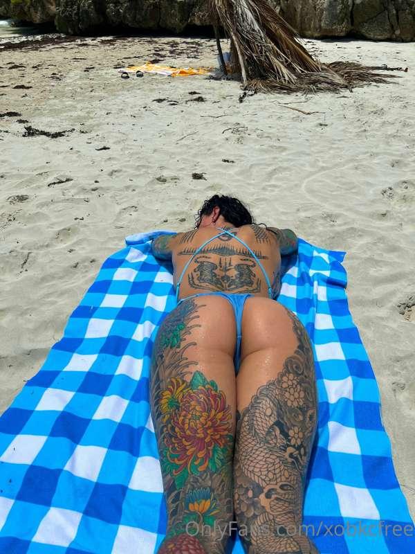 My buns and the sun 🖤