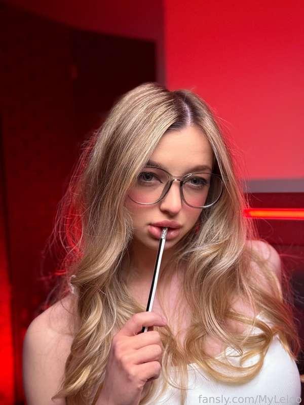 I fell in love with glasses 🥸


#blonde #young #glasses #student #amateur