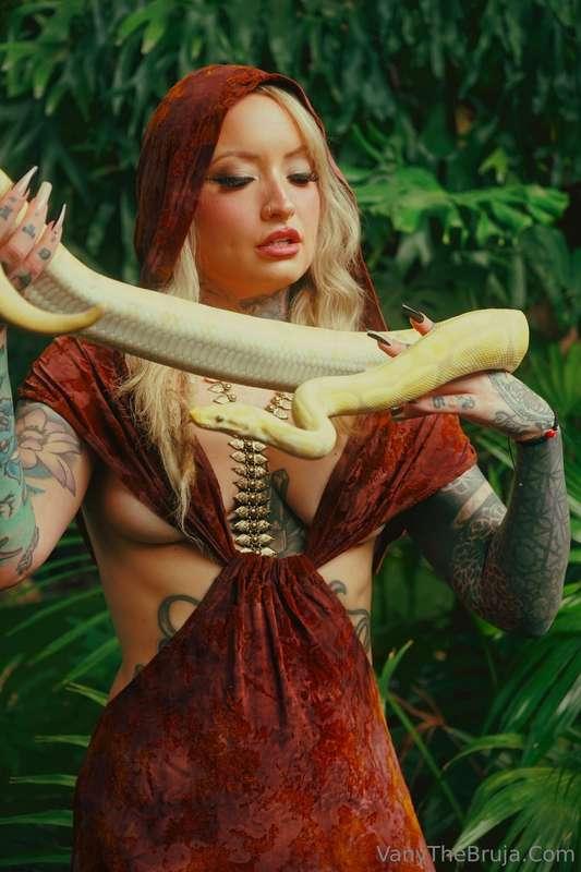Check ur dms for the full set 🖤🐍
