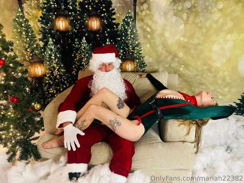 Merry Christmas and Happy Holidays from the OnlyFamily 🎄🦌🎁☃️..