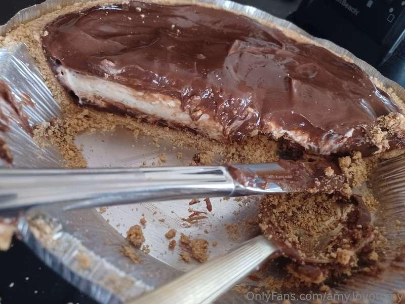 I made cheese cakes for the house! ^^ and mainly pudding pie..