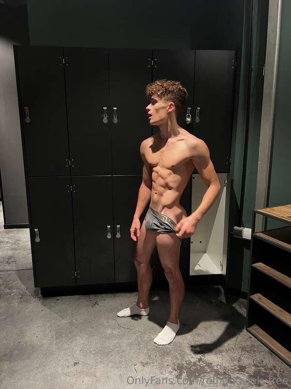 ⭐️Check out my exclusive page @romeo_twink ⭐️ Full naked and..