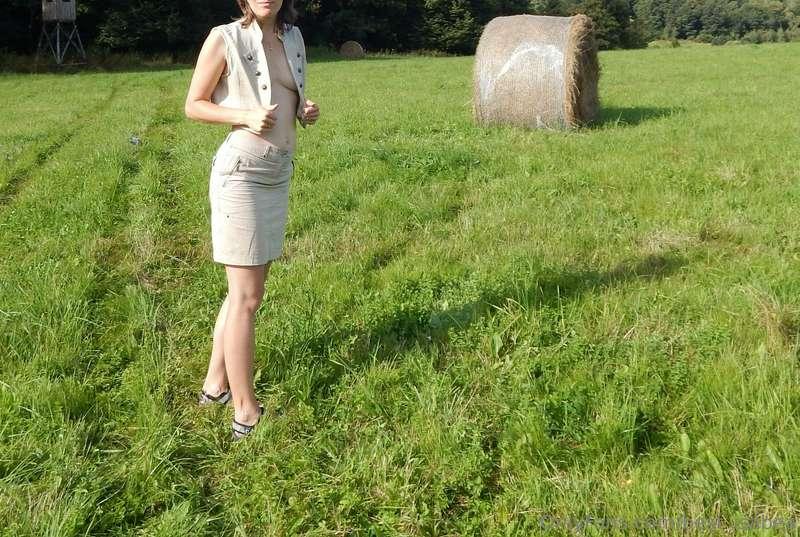 Do you think I can climb that hay bale?