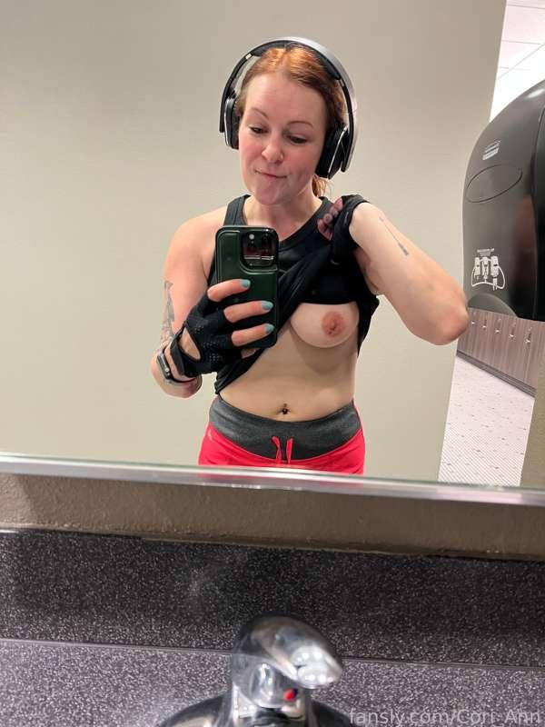 Gym selfie! I have a fantastic video that I’m posting later today. I hope you all love it as much as I do! 💚

#fyp #gym #naturalboobs #flashing&nbsp;#public #publicexhibitionist #exhibitionist