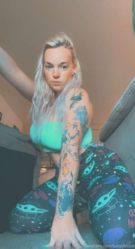 My jammies say feed me 😂💚  I’m hungry what should I get toda..