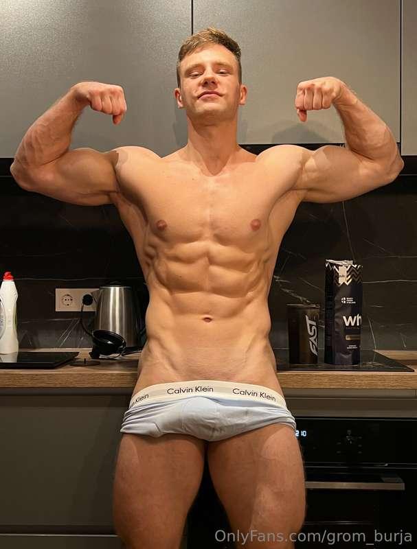 Do you want some protein?😛 @grom_burja_vip