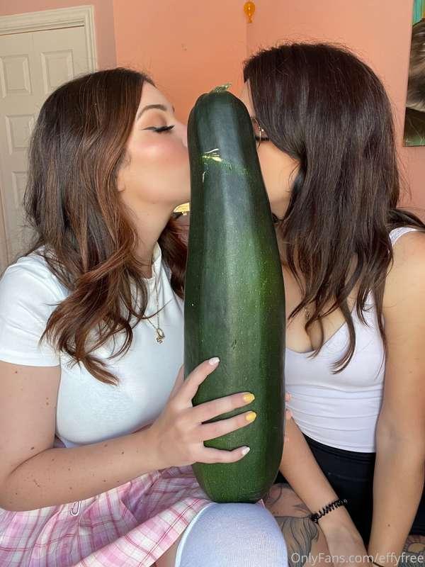 what’s happening behind the zucchini? Oh nothing really… @mi..