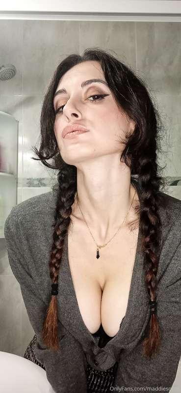 Angel face 😇 with devil thoughts 😈