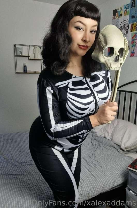 I'd rattle your bones any day of the year 🦴💕💀