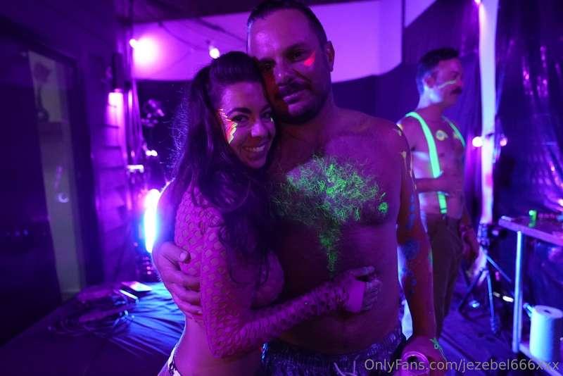 Glow party orgy from this past weekend 🌟 with @leogambino