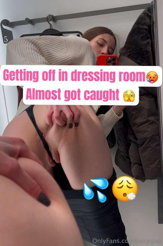 Risky locker room fun😈I have a naughty confession to make, b..
