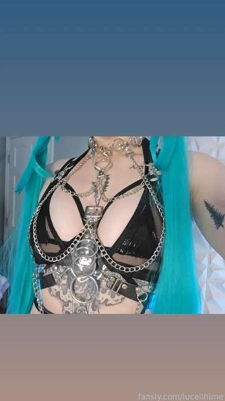 A few more casual pics while I'm filming 🎥🎞🤍 cause I'm nice like that 

#fyp #cute #alt #goth #harness #cyber #egirl #babyface #tattoos 
