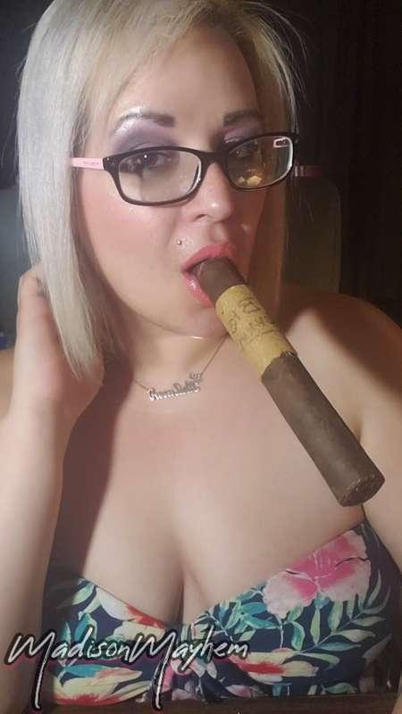 Big Johnny was dark, long and delicious 🚬🎀🖤🎀🚬
