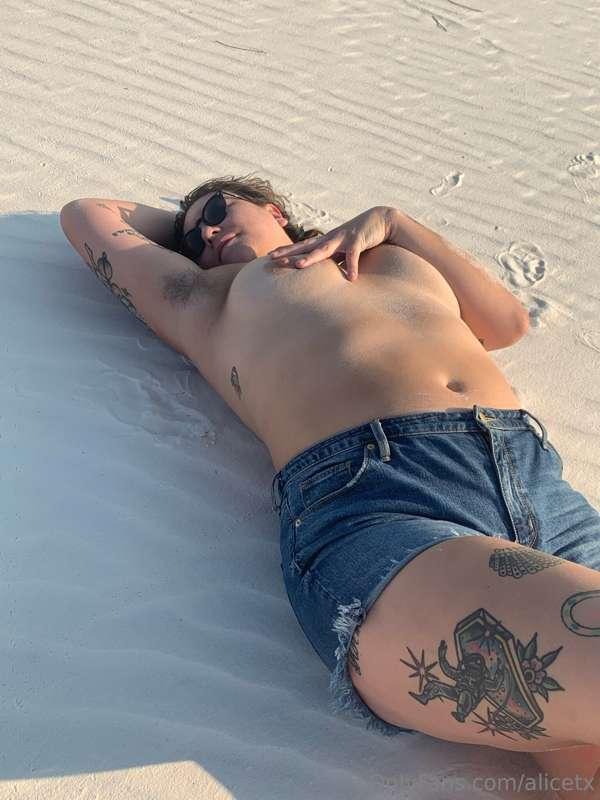 Found some more photos of me being a naked babe in nature 🌲🗻..