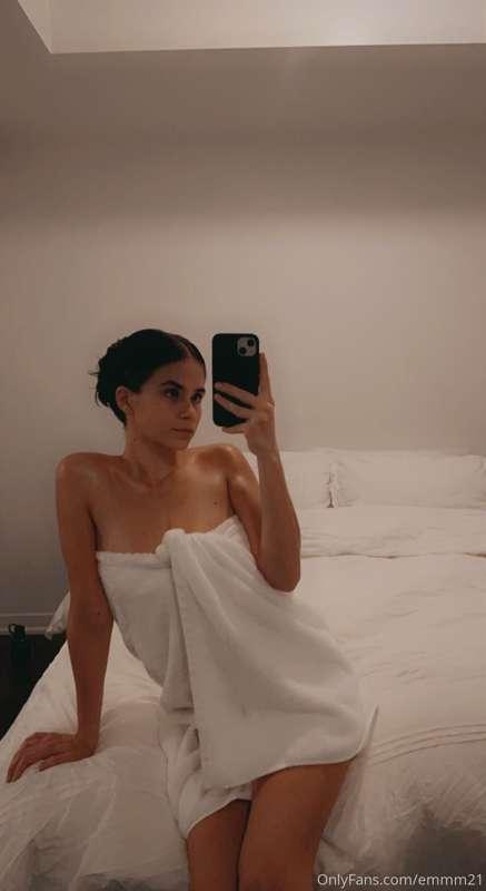 Fresh out of the showerrr💦 dm me and come chat 😋