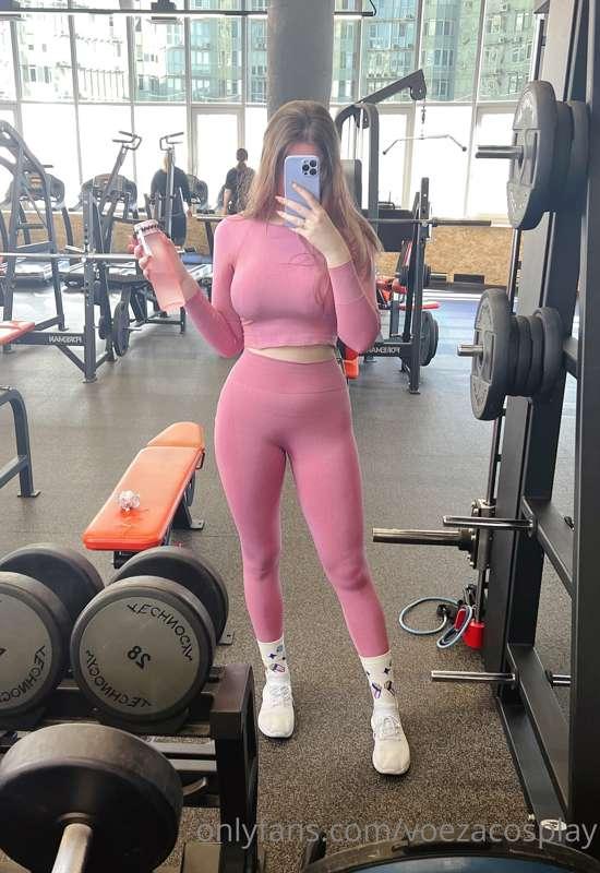 In the gym today 🏋🏻☀️Happy first spring day!