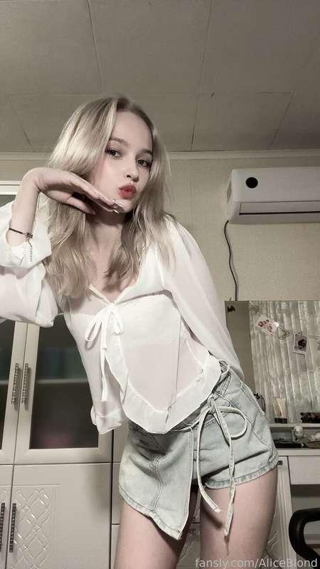 Dreaming about real men🫣🥺 maybe you can help me, dm’s open🤭

#dance #teen #blonde #barelylegal #tiktok #tiny #daddygirl #babyface #young 

