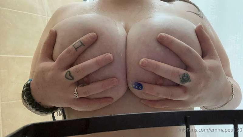 suck on my nipples all night long 🤤