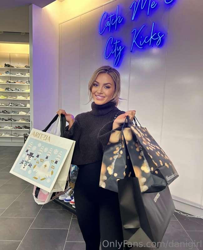 A girls gotta shop 😇🤭

What are some of your favorite stores..