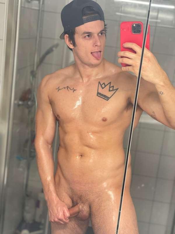 Oiled up on a Tuesday Morning 😜💦
Make sure you swipe to see ..