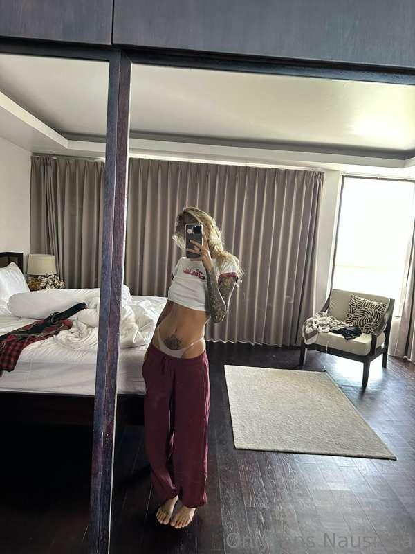 Do the pants fit me? I guess they don't, so pull them down i..