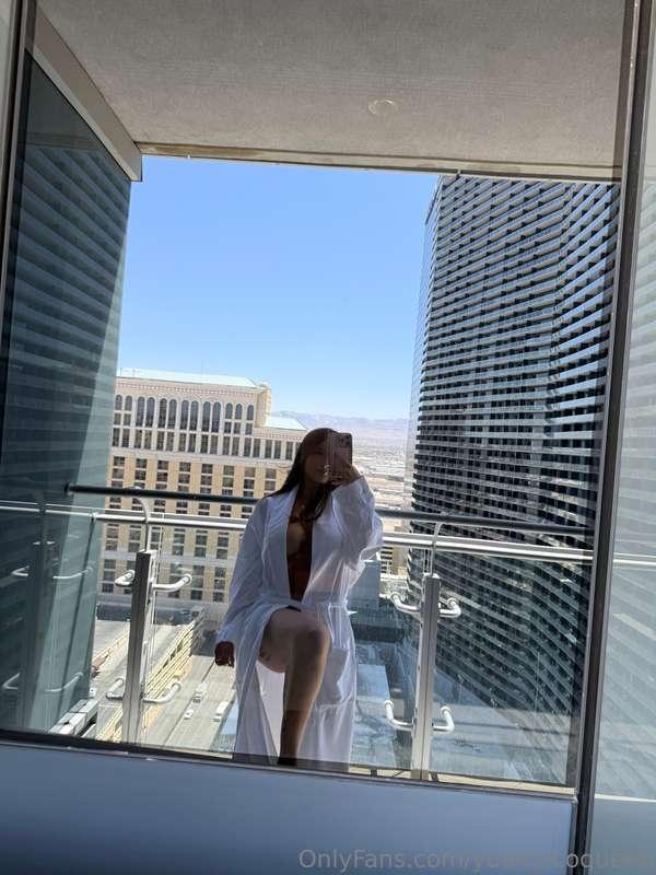 Sunlight, city vibes, and a body begging to be unwrapped ☀️🥵