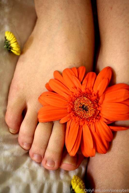 Awww babe, you got me flowers?? How about some flowery feet?..