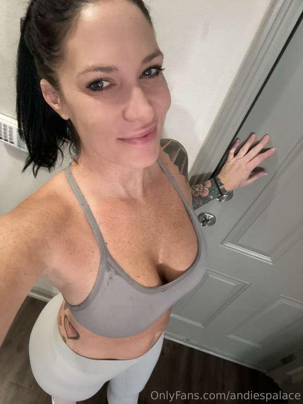 Feeling flirty and fresh after a workout! 💦 🏃