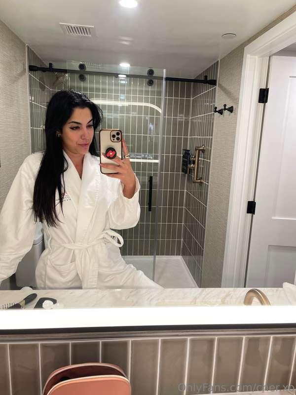 Wanna hop into the tub with me? 🫦👀