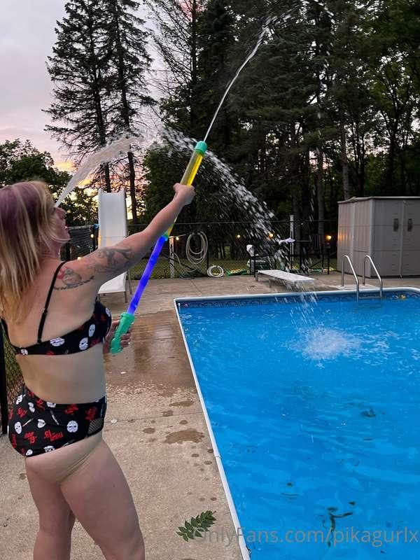 Pool fun 😝😝💖💖 trying to show off my bikini body for you all ..