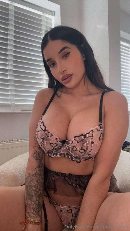 Can’t keep your eyes off this cleavage can you ! 