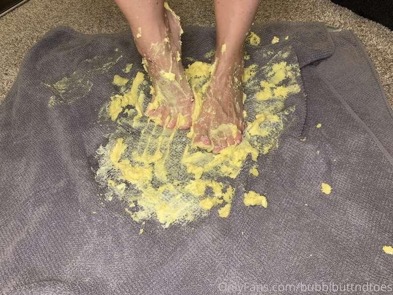 Want to see my cute feet squashing and smushing cake between..