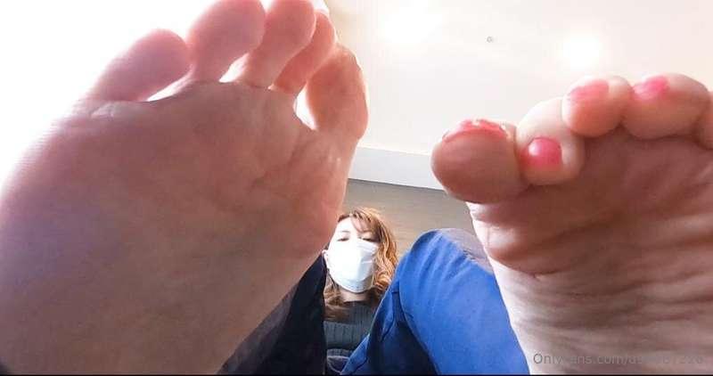 【360°VR】A woman makes her boyfriend clean her feet, which ar..