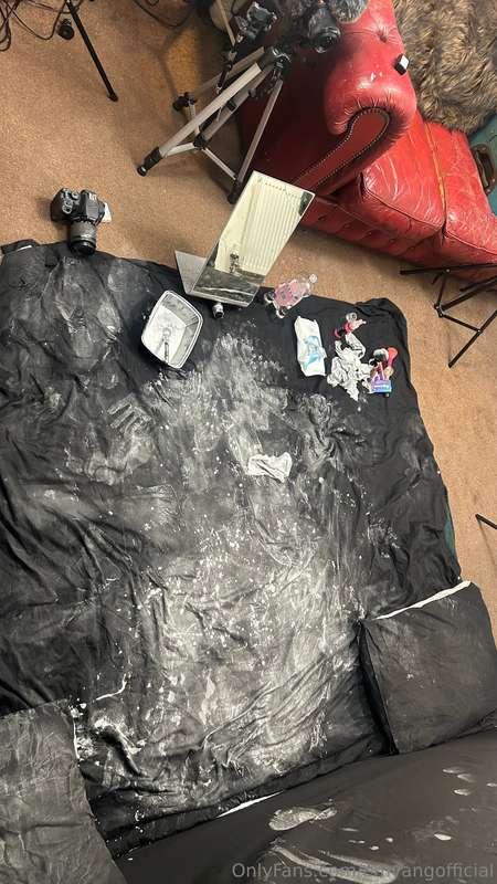 The aftermath of Fridays bodypaint 😂 not sure if I’ll be fil..