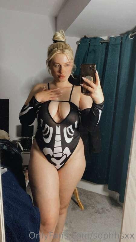 Head over to @sophhsx to see more! Discount now on.