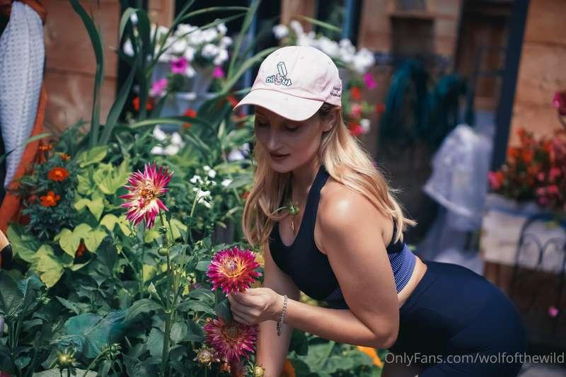 Every flower deserves to be worshipped… start with me 🌸🤭