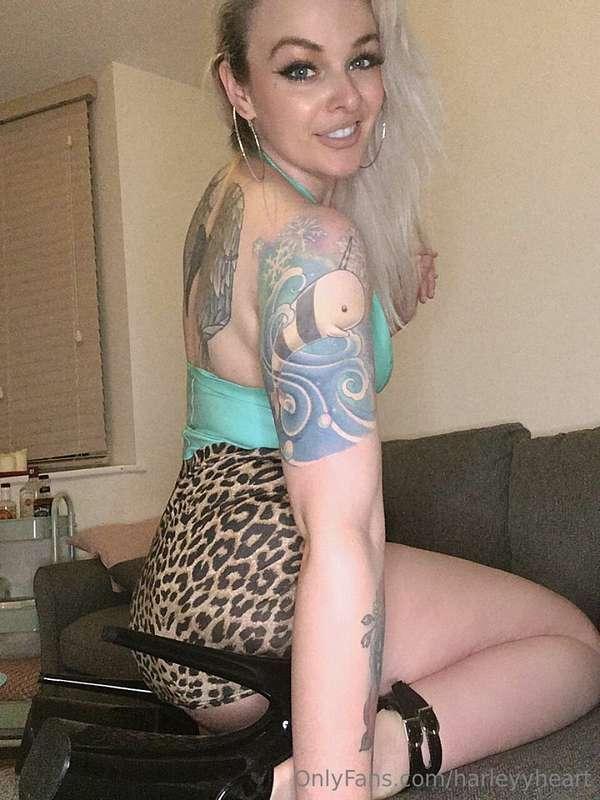Heels bigger than your pathetic dick 🤏🏻Happy Friday losers 😊