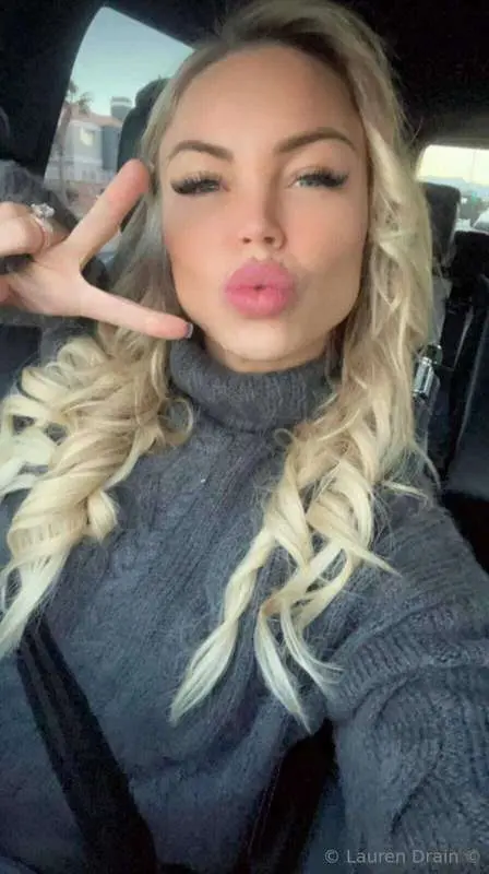 kissing u thru the phone 💋