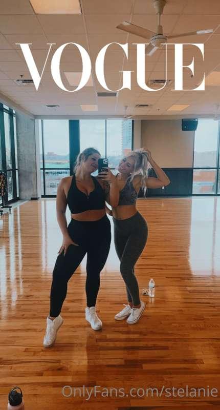 Watch us flash you at the gym 🍑🍑
@mollymae3