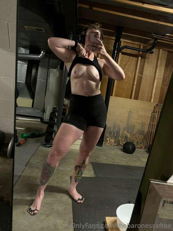 in need of a new gym partner. think you could work me out? 🥵..