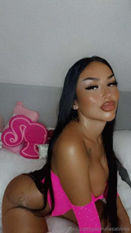 Guess my fav colour 😜🩷💘💞🎀my paypig bought me this outfit lol..