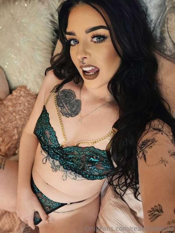Good Morning! What do you think of this colour on me? 🖤