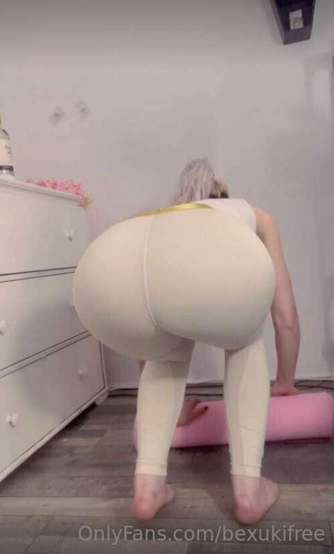 Anyone for a bit of Yoga? 🍑😜